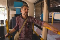 Nachdenklicher Mann in Straßenbahn unterwegs — Stockfoto