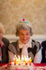 Seniorin feiert Geburtstag mit Freunden zu Hause — Stockfoto
