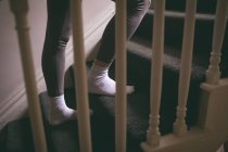 Nahaufnahme einer Frau, die zu Hause die Treppe hochgeht — Stockfoto