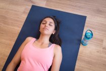 Junge Frau meditiert im Fitnessclub — Stockfoto