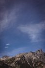 Прекрасні гірські хребти в сонячний день — стокове фото