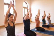 Gruppe von Frauen meditiert gemeinsam im Fitnessclub — Stockfoto