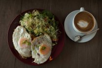 Primo piano della colazione servita sul tavolo — Foto stock