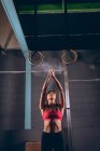 Mujer en forma que limpia sus manos con polvo de tiza en el gimnasio - foto de stock