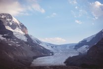 Hermosa montaña cubierta de nieve en un día soleado, parque nacional Banff - foto de stock