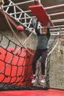 Femme musculaire pratiquant tirer vers le haut sur une planche à la salle de gym — Photo de stock
