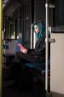 Стильна жінка використовує цифровий планшет під час подорожі в поїзді — стокове фото