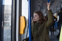 Задумчивая женщина, путешествующая на поезде — стоковое фото