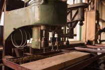 Máquina vintage en taller de carpintería - foto de stock