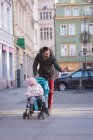 Батько ходьба з дочкою на тротуарі в міській вулиці — стокове фото