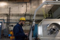 Technicien attentif opérant la machine dans l'industrie métallurgique — Photo de stock