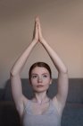 Porträt einer jungen Frau, die Yoga im Wohnzimmer praktiziert — Stockfoto