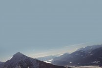 Снігові покриті гори в сонячний день — стокове фото