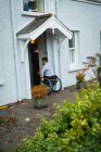 Hombre discapacitado abriendo la puerta de su casa - foto de stock