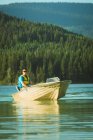 Homme voyageant sur un bateau à moteur dans un lac — Photo de stock