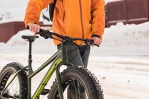 Partie médiane de l'homme en vélo sur le trottoir pendant l'hiver — Photo de stock