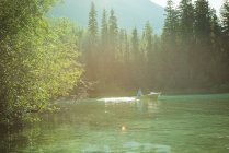 Homem viajando em lancha em um lago — Fotografia de Stock