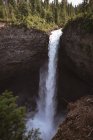 Вид на водопад в солнечный день, национальный парк Банф — стоковое фото