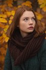 Frau steht im Herbst im Park — Stockfoto