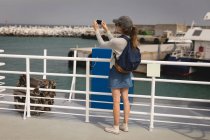 Mulher selfie com telefone celular em navio de cruzeiro — Fotografia de Stock