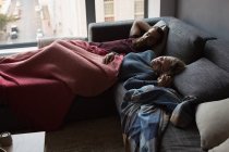Coppia che dorme in soggiorno a casa — Foto stock
