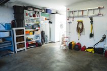 Divers équipements de charpentier disposés en atelier — Photo de stock