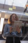 Женщина-руководитель с низким углом использования цифрового планшета в офисе — стоковое фото