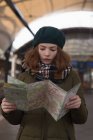 Женщина ищет карту на вокзале — стоковое фото