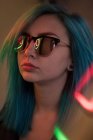 Nahaufnahme einer stilvollen Frau mit Sonnenbrille — Stockfoto