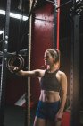 М'язова жінка тримає підтягнуте кільце в спортзалі — стокове фото
