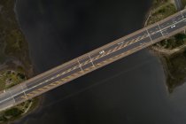 Luftaufnahme der Brücke über den Fluss an einem sonnigen Tag — Stockfoto