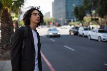 Junger Mann wartet an der Stadtstraße — Stockfoto