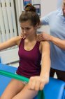 Fisioterapeuta dando massagem à mulher na clínica — Fotografia de Stock