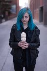 Donna elegante che tiene un gelato in strada della città — Foto stock