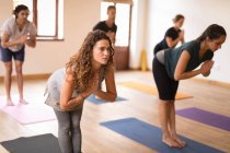 Gruppo di persone che eseguono esercizi di yoga insieme nel fitness club — Foto stock