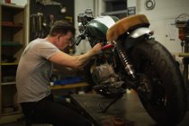 Mechaniker repariert Motorrad in Garage — Stockfoto