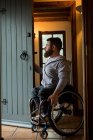 Людина з обмеженими можливостями закриває двері свого будинку — стокове фото