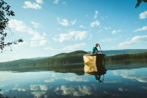 Uomo che viaggia in motoscafo in un lago — Foto stock