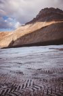 Montanhas em um dia ensolarado durante o inverno, parque nacional banff — Fotografia de Stock