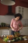 Frau bereitet Gemüsesalat in der heimischen Küche zu — Stockfoto