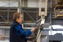 Macchina operatrice tecnica femminile nell'industria metallurgica — Foto stock