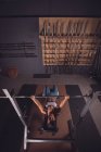 Fitte Frau beim Hantelheben in der Turnhalle — Stockfoto