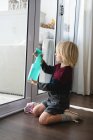 Janela de limpeza menino com pano de pano em casa — Fotografia de Stock