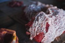 Close-up de carne de bovino na mesa no talho — Fotografia de Stock
