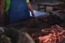 Крупный план говядины на столе в мясной лавке — стоковое фото