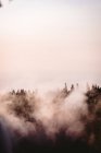 Nubes con cascada en un día soleado, parque nacional banff - foto de stock