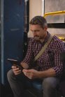 Schöner Mann mit digitalem Tablet in Straßenbahn unterwegs — Stockfoto
