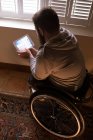 Инвалид с помощью цифрового планшета дома — стоковое фото