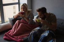 Пара пьет кофе в гостиной дома — стоковое фото