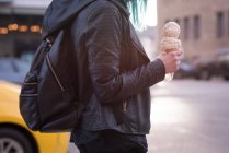Средняя часть стильной женщины, держащей мороженое — стоковое фото